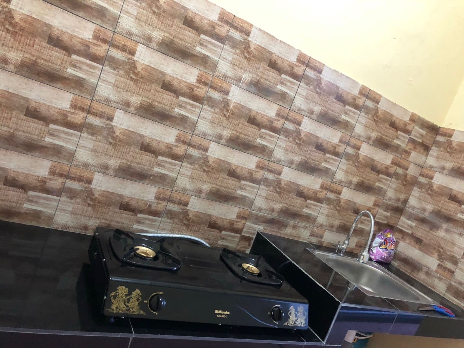 Dapur bersama — kompor gas dan sink