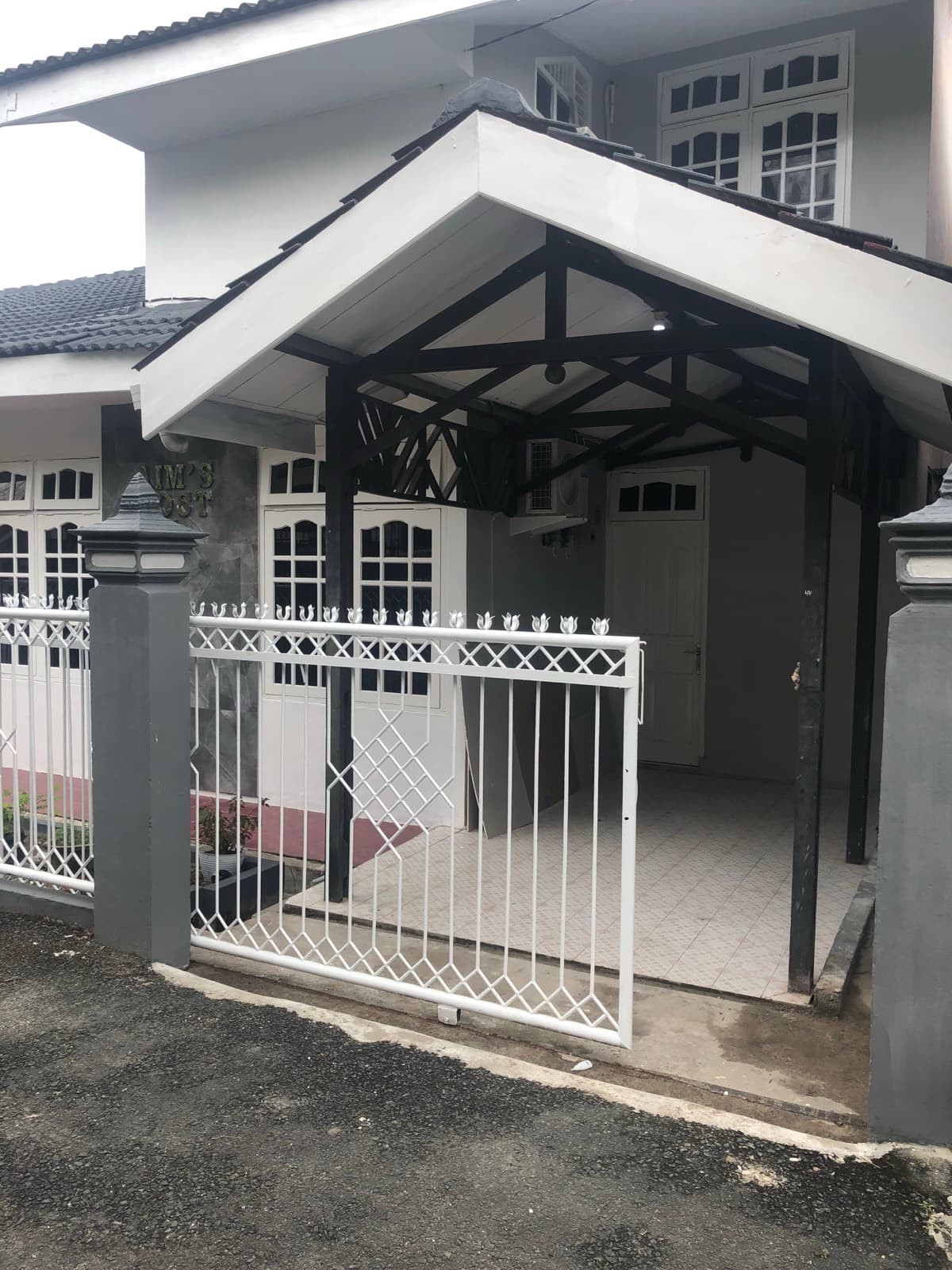 Parkir beratap di depan bangunan
