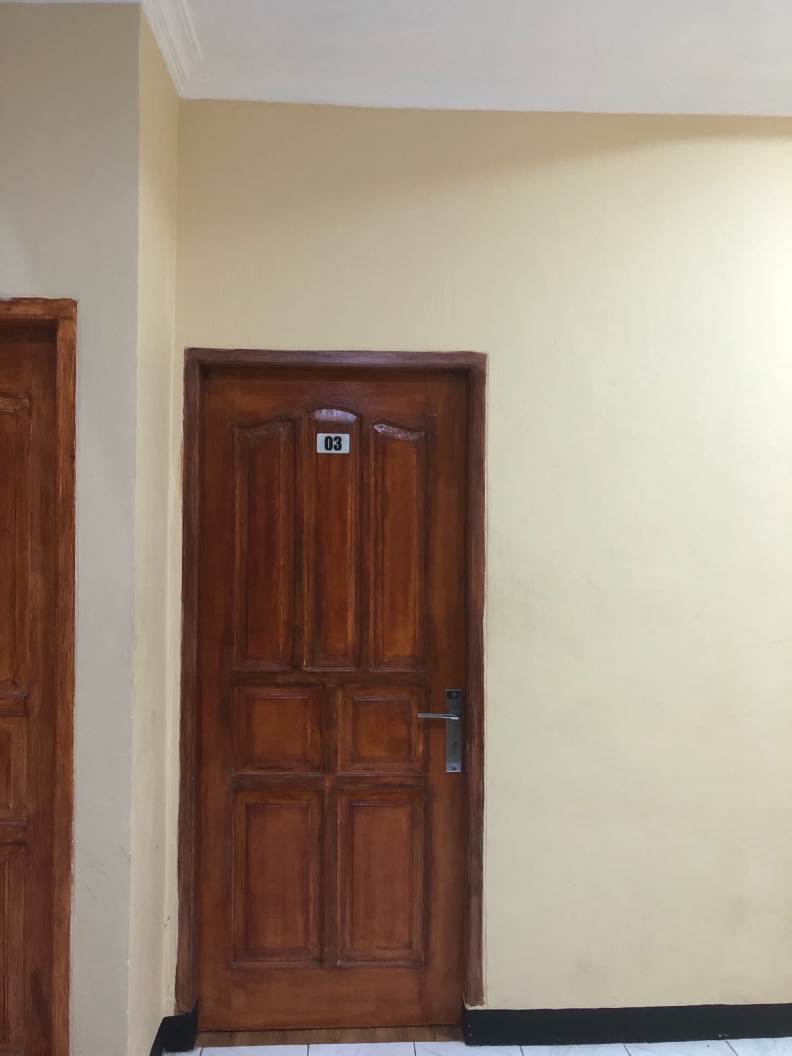Pintu kamar bernomor