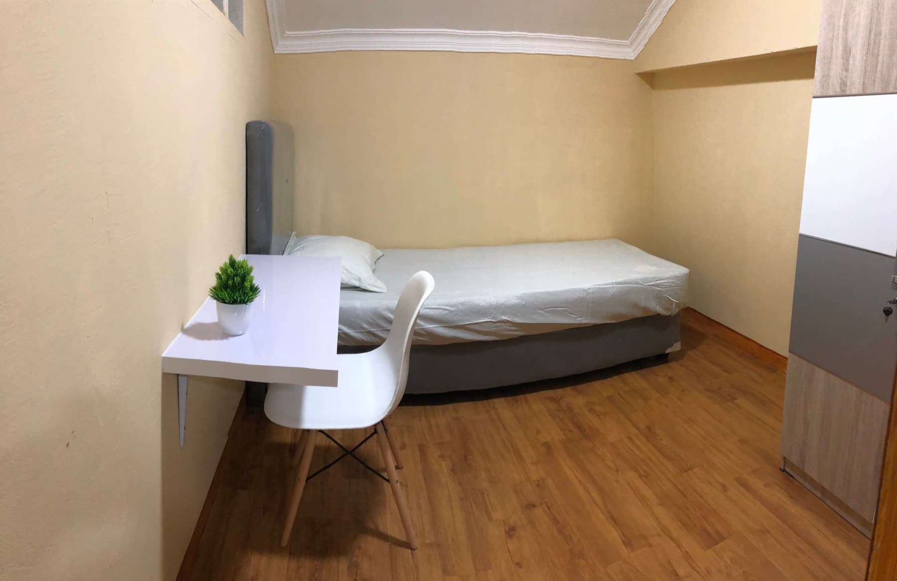 Kamar Tipe C — Single 90×200
